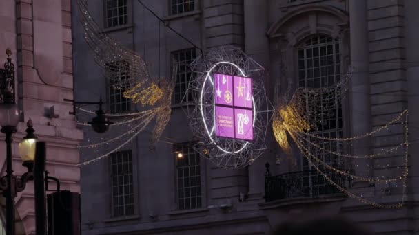 Londra, İngiltere - 22 Aralık: trafik ve akşam Noel ışık ile Piccadilly Circus üzerinde yayalar. Londra'da saat rush, Piccadilly Circus ve Regent Street görüntüleyin; Ultra Hd 4k, — Stok video