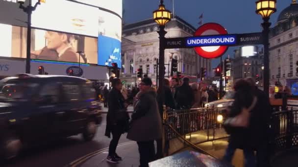 London, UK - 22. Dezember: Verkehr und Fußgänger auf dem Piccadilly Circus am Abend mit Weihnachtsbeleuchtung. Rush Hour in London, Blick auf den Piccadilly Circus und die Regent Street; ultra hd 4k, — Stockvideo