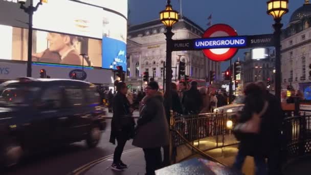 London, Wielka Brytania - 22 grudnia: ruchu i pieszych na Piccadilly Circus w wieczór z Boże Narodzenie światła. Godziny szczytu w Londynie, zobacz Piccadilly Circus i Regent Street; Ultra Hd 4k, — Wideo stockowe