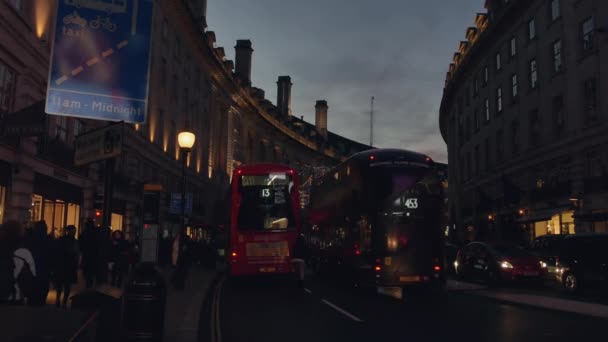 London, UK - 22. Dezember: Verkehr und Fußgänger auf dem Piccadilly Circus am Abend mit Weihnachtsbeleuchtung. Rush Hour in London, Blick auf den Piccadilly Circus und die Regent Street; ultra hd 4k, — Stockvideo
