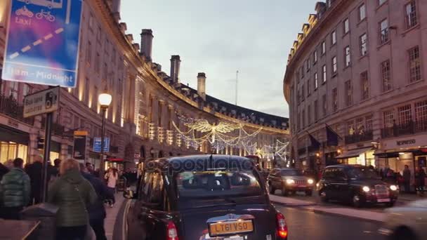 LONDRES, Reino Unido - 22 de diciembre: Tráfico y peatones en Piccadilly Circus por la noche con luz navideña. Hora punta en Londres, vista al Circo Piccadilly y Regent Street; ULTRA HD 4k , — Vídeos de Stock