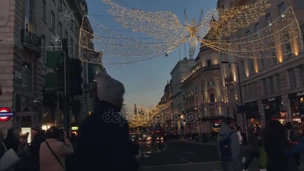 London - dec 19: weihnachtsbeleuchtung auf der regent street am dec 19, london, uk. die moderne bunte Weihnachtsbeleuchtung lockt und ermutigt die Menschen auf die Straße. — Stockvideo