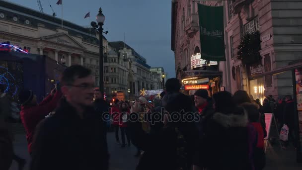 Londen - 19 Dec: Christmas Lights Display op Regent Street op 19 Dec, London, Verenigd Koninkrijk. De moderne kleurrijke Kerstverlichting trekken en moedigen mensen aan de straat. — Stockvideo