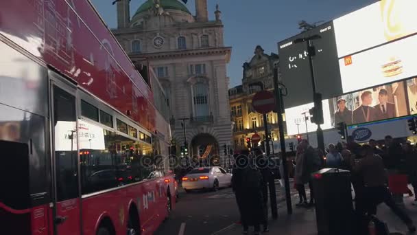 Londra, İngiltere - 22 Aralık: trafik ve akşam Noel ışık ile Piccadilly Circus üzerinde yayalar. Londra'da saat rush, Piccadilly Circus ve Regent Street görüntüleyin; Ultra Hd 4k, — Stok video