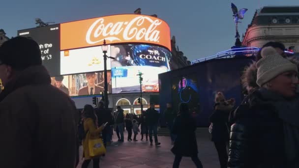 LONDON, Inggris - Desember 22: Lalu lintas dan pejalan kaki di Piccadilly Circus di malam hari dengan Cahaya Natal. Jam sibuk di London, melihat Piccadilly Circus dan Regent Street; ULTRA HD 4k , — Stok Video