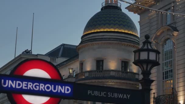 Londra, İngiltere - 22 Aralık: trafik ve akşam Noel ışık ile Piccadilly Circus üzerinde yayalar. Londra'da saat rush, Piccadilly Circus ve Regent Street görüntüleyin; Ultra Hd 4k, — Stok video