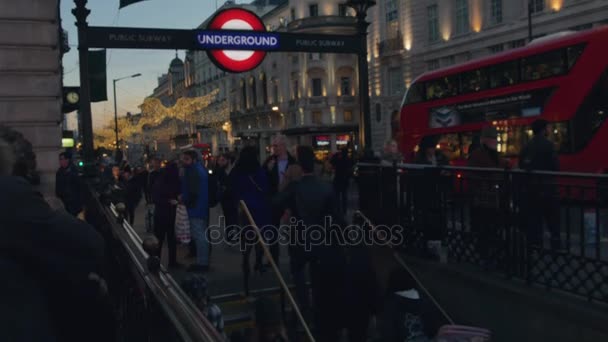 London, Wielka Brytania - 22 grudnia: ruchu i pieszych na Piccadilly Circus w wieczór z Boże Narodzenie światła. Godziny szczytu w Londynie, zobacz Piccadilly Circus i Regent Street; Ultra Hd 4k, — Wideo stockowe