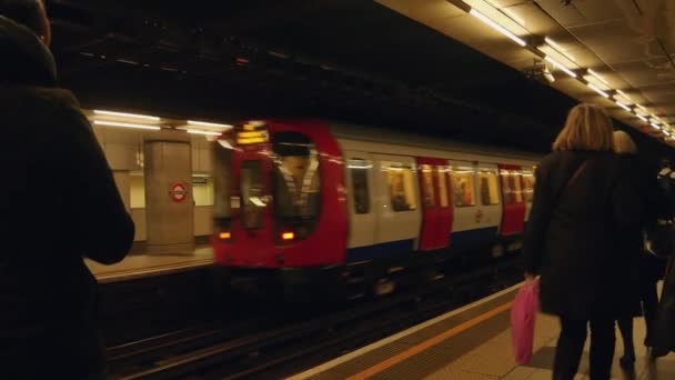 LONDRES, REINO UNIDO, 22 DE ENERO: La gente viaja en tren subterráneo en Londres el 22 de enero. El metro de Londres transportaba más de mil millones de pasajeros al año . — Vídeo de stock