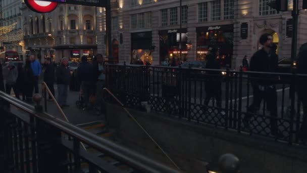 Лондон, Великобританія - 22 грудня: трафіку і пішоходам на Пікаділлі у вечірній час різдвяних світла. Rush hour в Лондоні, переглядати на Пікаділлі та Ріджент-стріт; Ultra Hd 4 к, — стокове відео