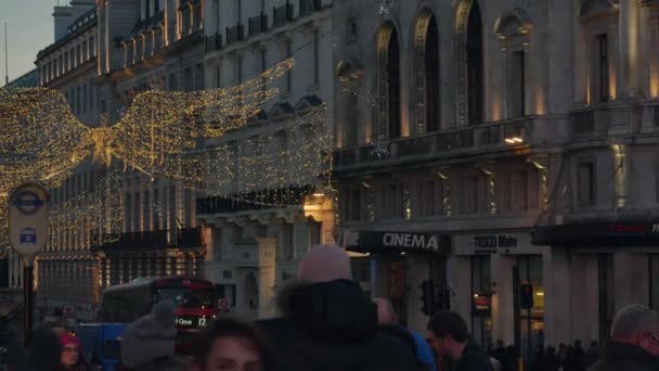 LONDRA, Regno Unito - 22 dicembre: Traffico e pedoni su Piccadilly Circus la sera con la luce natalizia. Ora di punta a Londra, vista su Piccadilly Circus e Regent Street; ULTRA HD 4k , — Video Stock