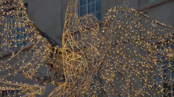 LONDRES - DEC 19: Christmas Lights Display on Regent Street on Dec 19, Londres, Reino Unido. As luzes de Natal coloridas modernas atraem e encorajam as pessoas para a rua . — Vídeo de Stock