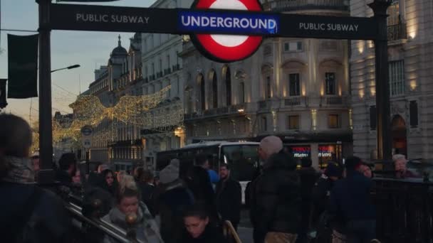 Londýn, Velká Británie - 22. prosince: provoz a chodci na náměstí Piccadilly Circus večer s vánoční světlo. Špičky v Londýně, pohled do náměstí Piccadilly Circus a Regent Street; Ultra Hd 4k, — Stock video