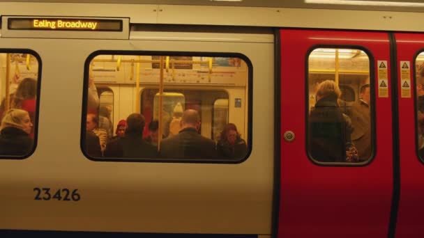 LONDRES, REINO UNIDO, 22 DE ENERO: La gente viaja en tren subterráneo en Londres el 22 de enero. El metro de Londres transportaba más de mil millones de pasajeros al año . — Vídeo de stock