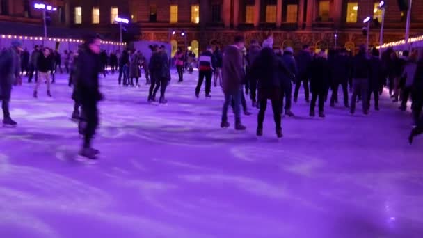 LONDON, UK - DECEMBER 30: People skate on the skate rink of Somerset House London, UK on December 30, 2011. The skate rink at Somerset House is an annual event. — Stock Video