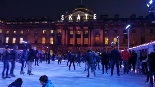 LONDON, UK - DECEMBER 30: People skate on the skate rink of Somerset House London, UK on December 30, 2011. The skate rink at Somerset House is an annual event. — Stock Video