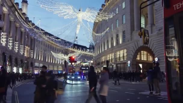 Londyn - Dec 19: Christmas Lights wyświetlacz na Regent Street 19 Dec, Londyn, Wielka Brytania. Nowoczesne kolorowe Boże Narodzenie światła przyciągają i zachęcają ludzi do ulicy. — Wideo stockowe