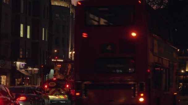 LONDRES, Reino Unido - DIC 19: Exhibición de luces navideñas en Strand Street el 19 de diciembre, al atardecer. Las luces de Navidad coloridas modernas atraen y animan a la gente a la calle . — Vídeo de stock