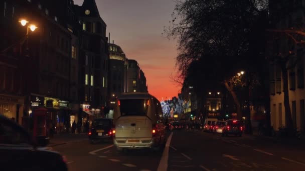 London, Verenigd Koninkrijk - 19 Dec: Christmas Lights Display op Strand Street op 19 Dec, bij avondschemering. De moderne kleurrijke Kerstverlichting trekken en moedigen mensen aan de straat. — Stockvideo