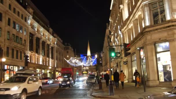 Лондон - Dec 2016: Різдвяні вогні і Лондонські автобуси на станції на зайнятий Лондоні вулиці Оксфорд, Англія, Сполучене Королівство, у грудні, 2016. Оксфордської площі в пік трафіку. — стокове відео