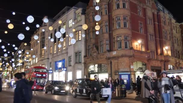 Londen - Dec 2016: Kerstverlichting en Londen bussen op het station op drukke Oxford Street London, England, Verenigd Koninkrijk in December, 2016. Oxford circus op verkeer rush. — Stockvideo