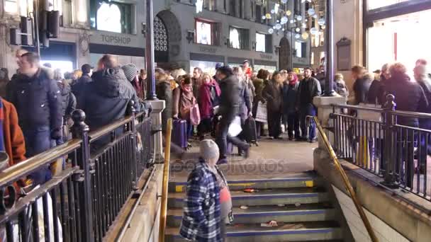  Londýn, Velká Británie, 19. prosince: stanice metra na Oxford Circus je zaplaven každý den s dojíždějící na cestě domů po práci, stanice vchod snaží vyrovnat s množstvím lidí, 