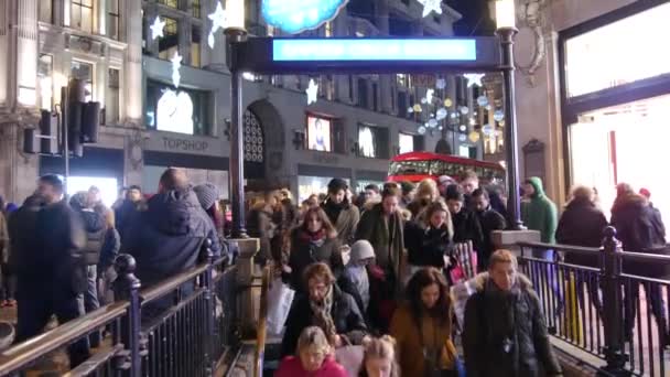 Londres, Reino Unido, 19 de diciembre: La estación de metro en Oxford Circus se inunda todos los días con los viajeros en su camino a casa después del trabajo, la entrada de la estación lucha para hacer frente al volumen de personas , — Vídeo de stock