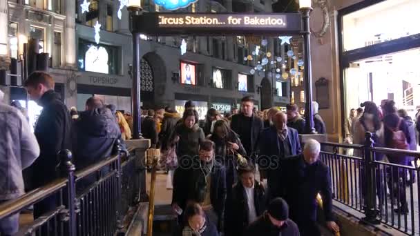 Londres, Royaume-Uni, 19 décembre : La station de métro d'Oxford Circus est inondée chaque jour de navetteurs qui rentrent chez eux après le travail, l'entrée de la station peine à faire face au volume de personnes , — Video