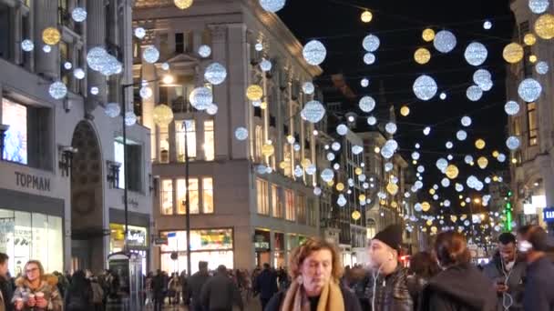 Londýn - prosinec 2016: Vánoční osvětlení a londýnských autobusů na stanici na rušné Oxford Street Londýn, Anglie, Velká Británie v prosinci 2016. Oxford circus v dopravní nápor. — Stock video