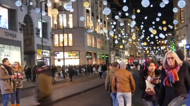 Londra - Aralık 2016: Noel ışıkları ve Londra otobüs istasyonunda meşgul Oxford Street Londra, İngiltere, Birleşik Krallık Aralık, 2016 '. Oxford circus, trafik acele. — Stok video