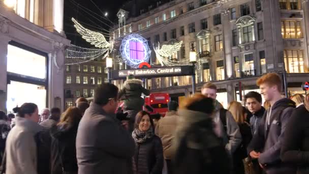 Londýn - prosinec 2016: Vánoční osvětlení a londýnských autobusů na stanici na rušné Oxford Street Londýn, Anglie, Velká Británie v prosinci 2016. Oxford circus v dopravní nápor. — Stock video