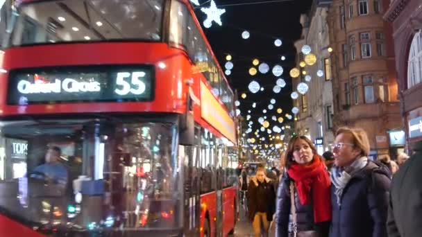 런던-12 월 2016: 크리스마스 조명 고 바쁜 옥스포드 스트리트 런던, 영국, 영국 12 월, 2016 년에서에 역에 런던 버스. 교통 러쉬에서 옥스포드 서커스. — 비디오