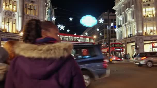Londra - DEC 2016: Lumini de Crăciun și autobuze londoneze la gara de pe Oxford Street Londra, Anglia, Marea Britanie în decembrie 2016. Circul Oxford se grăbește în trafic . — Videoclip de stoc