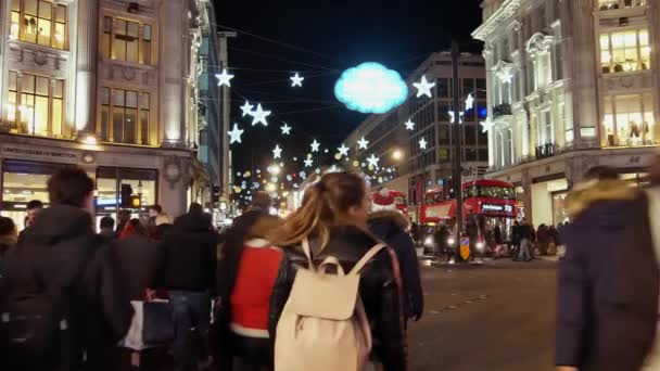 Londra - Aralık 2016: Noel ışıkları ve Londra otobüs istasyonunda meşgul Oxford Street Londra, İngiltere, Birleşik Krallık Aralık, 2016 '. Oxford circus, trafik acele. — Stok video