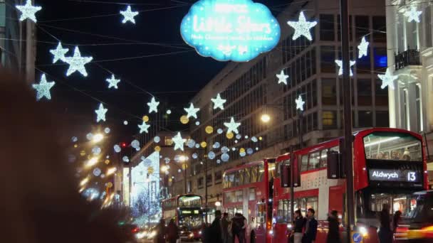 런던-12 월 2016: 크리스마스 조명 고 바쁜 옥스포드 스트리트 런던, 영국, 영국 12 월, 2016 년에서에 역에 런던 버스. 교통 러쉬에서 옥스포드 서커스. — 비디오