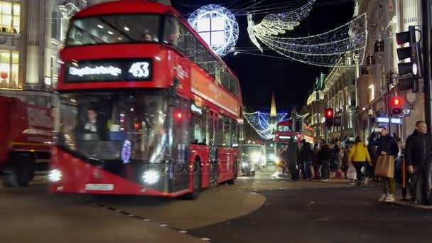 Londres - DIC 2016: Luces de Navidad y autobuses de Londres en la estación de Oxford Street Londres, Inglaterra, Reino Unido en diciembre de 2016. Circo de Oxford en la carrera de tráfico . — Vídeos de Stock