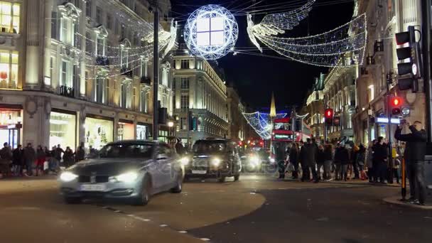 Londres - DIC 2016: Luces de Navidad y autobuses de Londres en la estación de Oxford Street Londres, Inglaterra, Reino Unido en diciembre de 2016. Circo de Oxford en la carrera de tráfico . — Vídeos de Stock