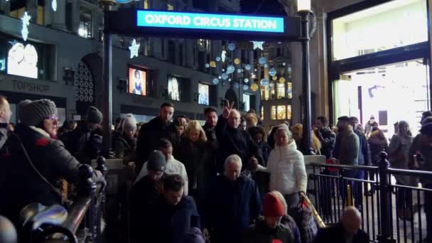 Londres, Royaume-Uni, 19 décembre : La station de métro d'Oxford Circus est inondée chaque jour de navetteurs qui rentrent chez eux après le travail, l'entrée de la station peine à faire face au volume de personnes , — Video