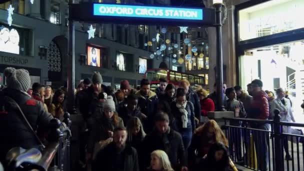 Londres, Reino Unido, 19 de diciembre: La estación de metro en Oxford Circus se inunda todos los días con los viajeros en su camino a casa después del trabajo, la entrada de la estación lucha para hacer frente al volumen de personas , — Vídeos de Stock