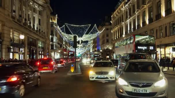 London - dec 19: weihnachtsbeleuchtung auf der regent street am dec 19, london, uk. die moderne bunte Weihnachtsbeleuchtung lockt und ermutigt die Menschen auf die Straße. — Stockvideo