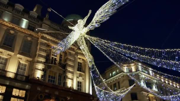 London - 19 Dec: Christmas Lights Display på Regent Street på Dec 19, London, Uk. De moderna färgglada Christmas lights locka och uppmuntra människor att gatan. — Stockvideo
