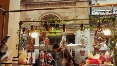 Londra, İngiltere - 20 Aralık 2016: Covent Garden pazarda, 4 k Noel süsleri alışveriş keyfini Ultrahd