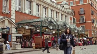 Londra, İngiltere - 20 Aralık 2016: Covent Garden pazarda, 4 k Noel süsleri alışveriş keyfini Ultrahd