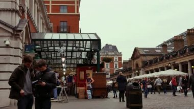 Londra, İngiltere - 20 Aralık 2016: Covent Garden pazarda, 4 k Noel süsleri alışveriş keyfini Ultrahd
