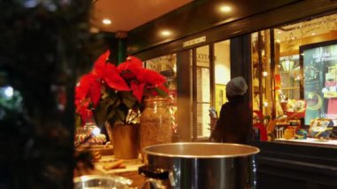 Londra, İngiltere - 20 Aralık 2016: Covent Garden pazarda, 4 k Noel süsleri alışveriş keyfini Ultrahd