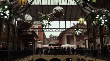 Londra, İngiltere - 20 Aralık 2016: Covent Garden pazarda, 4 k Noel süsleri alışveriş keyfini Ultrahd