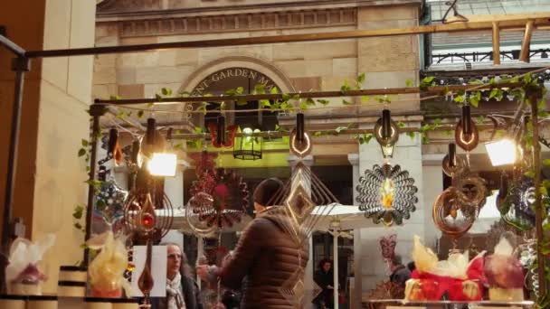 LONDRES, Reino Unido - DEZEMBRO 20, 2016: Os compradores apreciam as decorações de Natal no mercado Covent Garden, 4k Ultrahd — Vídeo de Stock