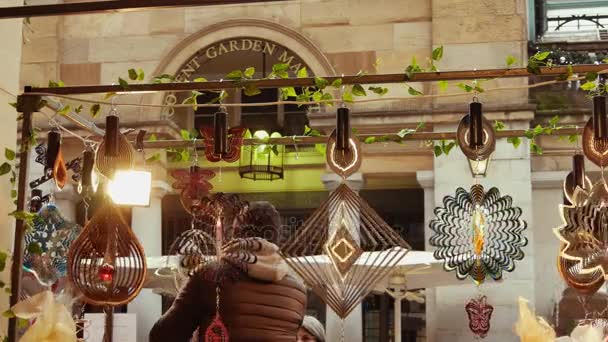 LONDRES, Reino Unido - DEZEMBRO 20, 2016: Os compradores apreciam as decorações de Natal no mercado Covent Garden, 4k Ultrahd — Vídeo de Stock