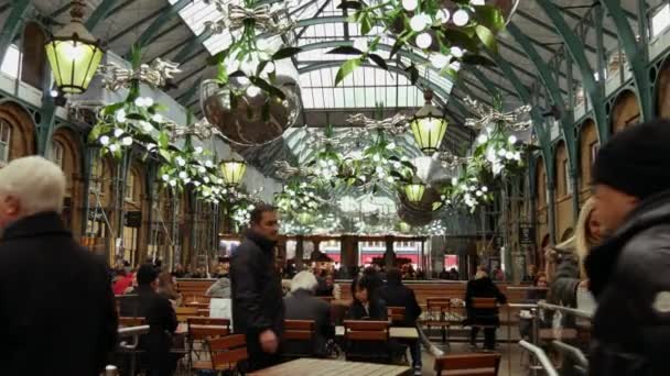 LONDRES, Reino Unido - 20 DE DICIEMBRE DE 2016: Los compradores disfrutan de las decoraciones navideñas en el mercado Covent Garden, 4k Ultrahd — Vídeos de Stock