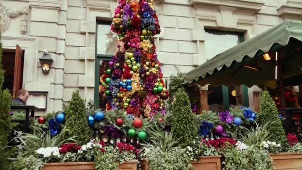 LONDRES, Reino Unido - 20 DE DICIEMBRE DE 2016: Los compradores disfrutan de las decoraciones navideñas en el mercado Covent Garden, 4k Ultrahd — Vídeo de stock