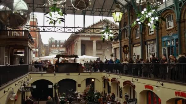 LONDRES, Reino Unido - 20 DE DICIEMBRE DE 2016: Los compradores disfrutan de las decoraciones navideñas en el mercado Covent Garden, 4k Ultrahd — Vídeos de Stock